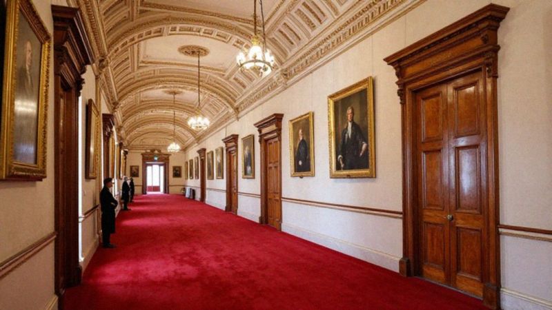Ile biur i łazienek ma Pałac Buckingham?