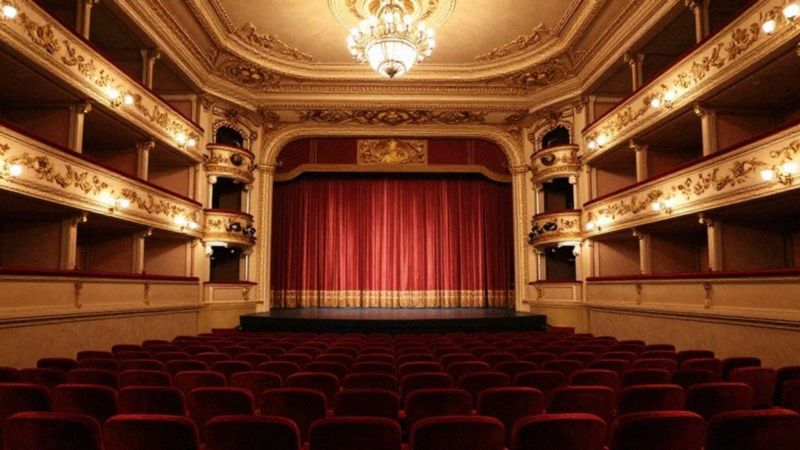 W jakich teatrach występuje Maciej Gośniowski?
