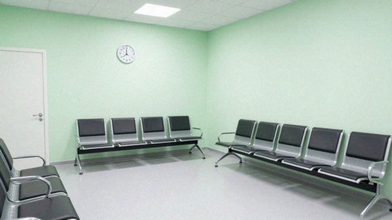 Jakie objawy wymagają interwencji podczas leczenia wenlafaksyną?
