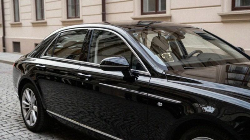 Czy prestiżowe otoczenie i akcesoria wskazują na narcyzm?