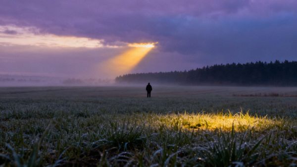 Dlaczego jest mi smutno bez powodu? Rozpoznaj przyczyny i radź sobie z emocjami