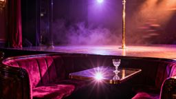 Klub go-go — co to jest i jakie atrakcje oferuje?