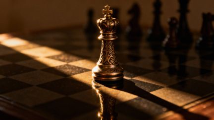 Kogo szanuje narcyz? Odkryj strategie i manipulacje