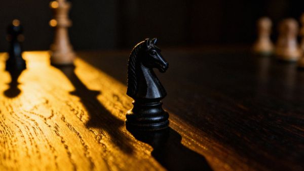 Manipulant czy manipulator? Kluczowe różnice i techniki rozpoznawania